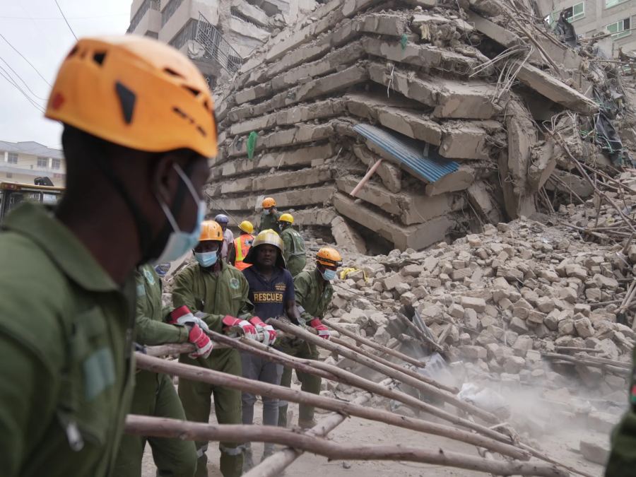 Banyak yang khawatir terjebak setelah gedung bertingkat runtuh di Kenya