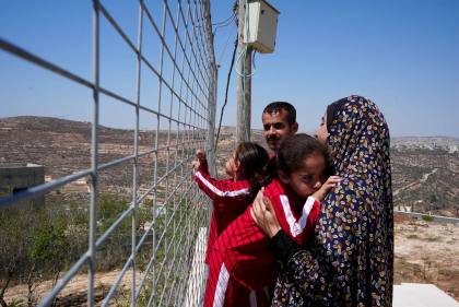 Untuk hari ke-15, pemukim ilegal Israel mengepung tiga rumah warga Palestina di Qusra