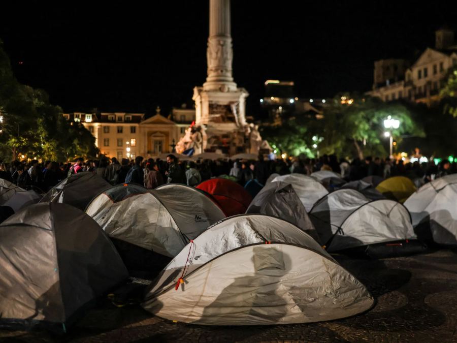 Pengunjuk rasa yang menanggung biaya hidup di Portugal kembali ke kamp-kamp yang telah dibersihkan oleh polisi