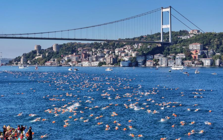 Dalam gambar: 2.500 perenang melintasi Selat Istanbul dalam perlombaan antarbenua tahunan