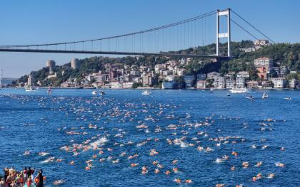 Dalam gambar: 2.500 perenang melintasi Selat Istanbul dalam perlombaan antarbenua tahunan