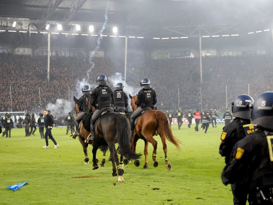 Fans dan polisi terluka dalam invasi lapangan selama pertandingan Piala Jerman yang ‘berisiko tinggi’