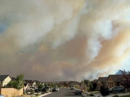 Ribuan orang mengungsi ketika kebakaran hutan mengancam rumah-rumah di negara bagian Nevada, AS