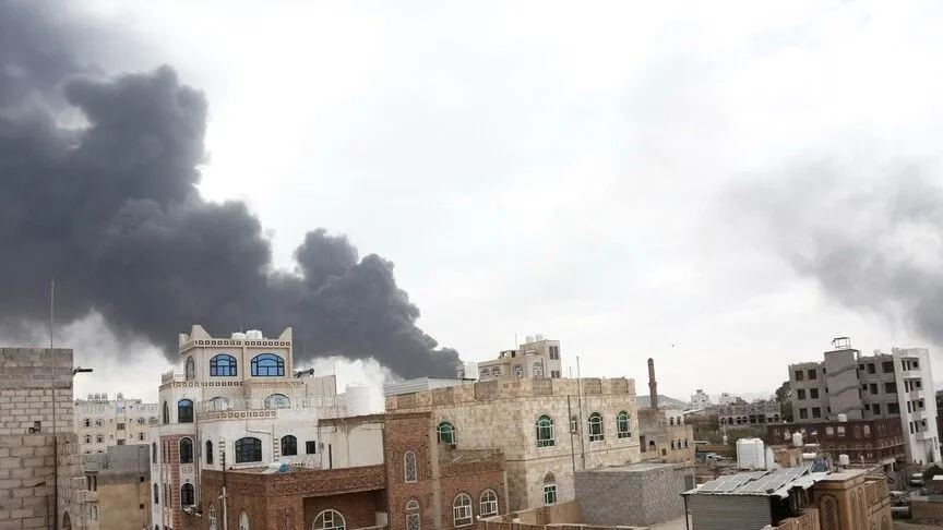 Tentara Yaman melancarkan serangan udara terhadap peluncur rudal Houthi, depot senjata di Taiz