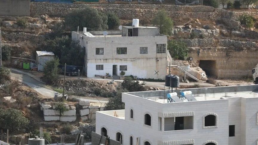 Tentara Israel mengubah rumah-rumah warga Palestina menjadi pos militer di kota Hebron, Tepi Barat