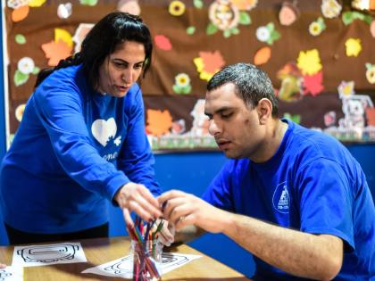 Bagaimana perang Israel di Lebanon telah merugikan kaum muda dengan autisme dan ADHD