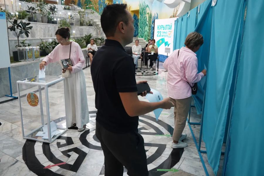 Kazakhstan memberikan suara dalam pemilihan legislatif pertama berdasarkan konstitusi baru