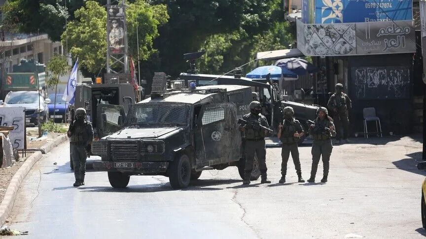 Tentara Israel sempat menahan wali kota dan anggota dewan kota Palestina dalam serangan di Tepi Barat