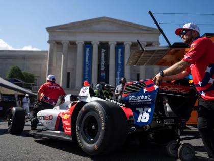 Foto: IndyCars melaju melewati landmark Washington sebagai bagian dari Freedom 250