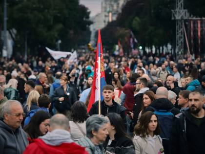 Serbia memberikan suara dalam pemilu yang mempertemukan pemimpin lamanya dengan gerakan mahasiswa