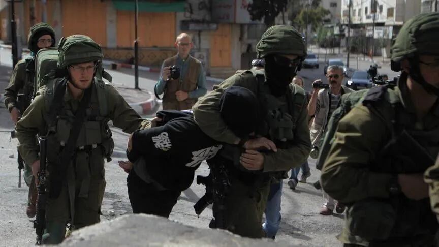 Tentara Israel menangkap 7 warga Palestina, menyerang 2 orang dalam penggerebekan di Tepi Barat yang diduduki