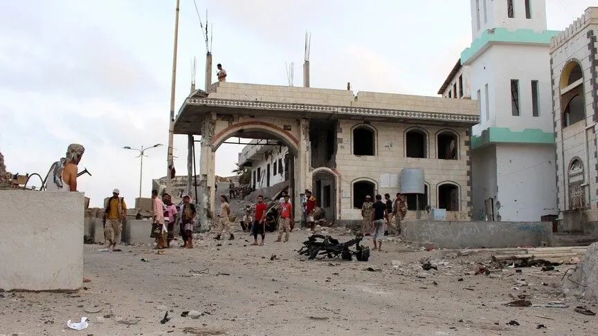 Yaman mengatakan Houthi menargetkan bandara Aden, pelabuhan dan fasilitas penjaga pantai dengan rudal balistik