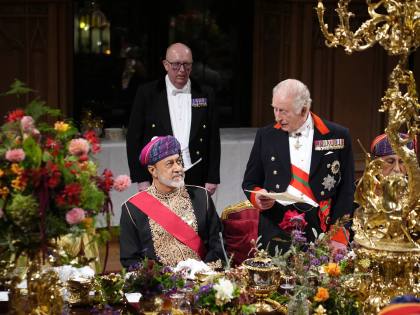 Raja Charles menyambut sultan Oman, memuji upaya perdamaian dalam kunjungan kenegaraan Inggris