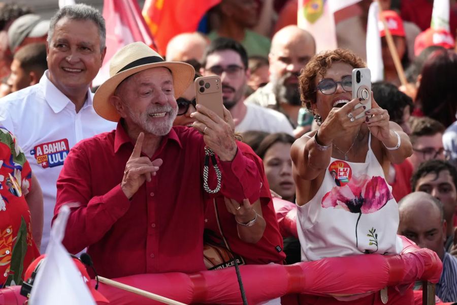 Lula dan Bolsonaro bertanding dalam debat terakhir sebelum pemilihan presiden Brasil
