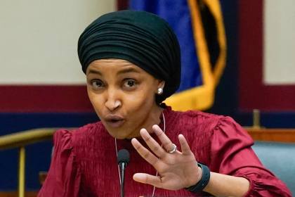 Trump menuduh Ilhan Omar melakukan penipuan identitas dan menyerukan pengunduran dirinya