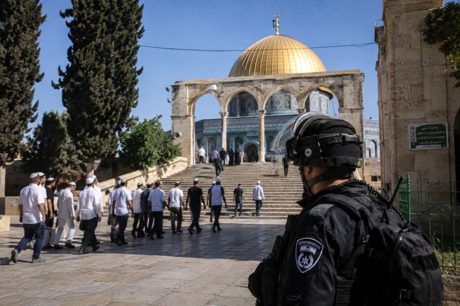 Puluhan pemukim mengotori Masjid Aqsa