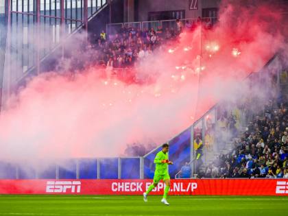 Pendukung Cambuur menderita luka bakar saat kembang api dinyalakan selama pertandingan Liga Belanda