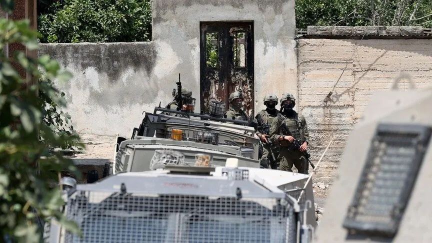 Tentara Israel mengatakan mereka menyerbu 400 lokasi di Tepi Barat, menahan puluhan warga Palestina