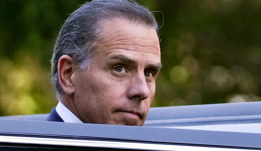 Mantan pejabat FBI didakwa sehubungan dengan penyelidikan laptop Hunter Biden