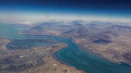 Iran mengatakan rute transit Hormuz dengan Oman akan selebar 7 mil