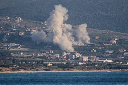 Pasukan Israel menyerang Lebanon selatan, menghancurkan rumah-rumah dan membakar ladang meskipun ada gencatan senjata