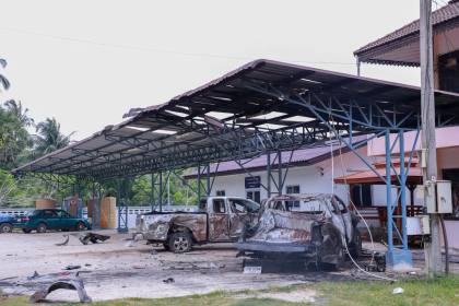 Pembakaran dan serangan bom melanda wilayah selatan Thailand di lebih dari 70 lokasi di empat provinsi