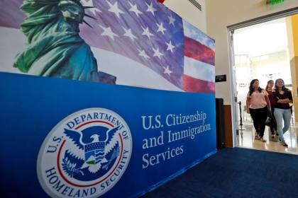 Pemerintahan Trump menghentikan sementara permohonan visa imigran—laporan