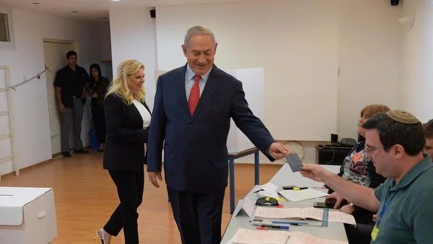 Netanyahu dari Israel mengklaim mandat untuk pemerintahan sayap kanan ketika jajak pendapat menunjukkan bahwa bloknya kekurangan mayoritas