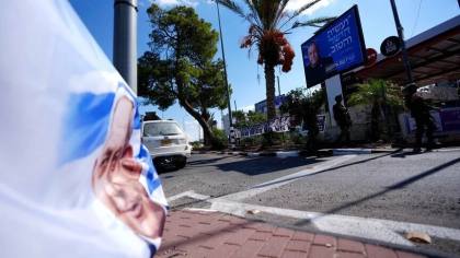 Jajak pendapat menunjukkan blok Netanyahu kehilangan 3 kursi saat oposisi memimpin dengan 54 berbanding 48 menjelang pemilu Israel