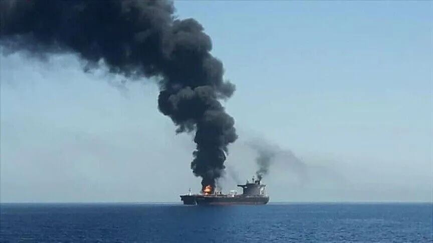 'Proyektil tak dikenal' menghantam kapal, menyebabkan kebakaran di dekat kota pelabuhan Yanbu di Arab Saudi di Laut Merah