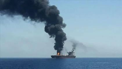 'Proyektil tak dikenal' menghantam kapal, menyebabkan kebakaran di dekat kota pelabuhan Yanbu di Arab Saudi di Laut Merah