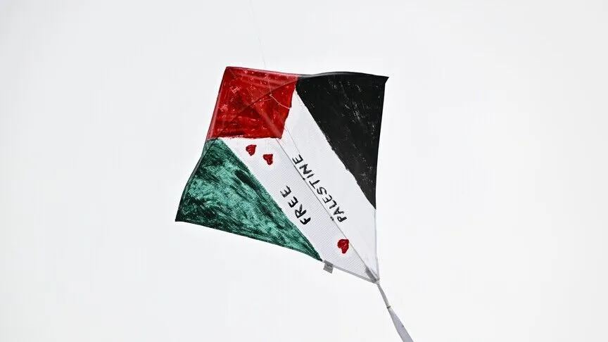 Bocah Gaza merobek layang-layang yang ia cintai setelah Israel mengancam akan menyerang