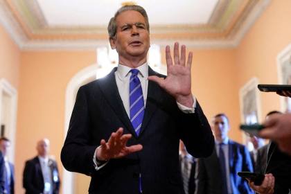 Washington akan menjatuhkan sanksi yang lebih keras terhadap Iran karena penurunan pengiriman Hormuz