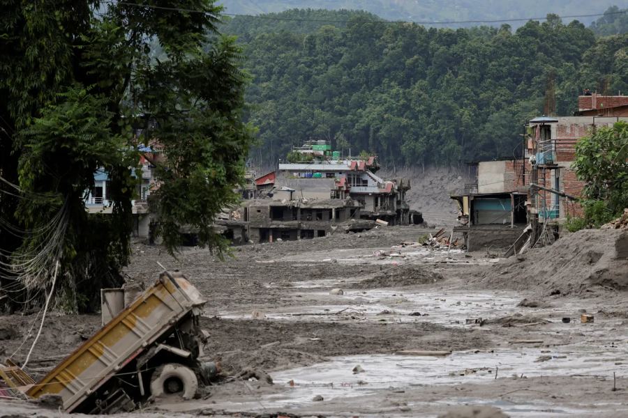 Banjir Nepal dan tanah longsor menewaskan puluhan orang dan menyebabkan ratusan orang hilang di dekat perbatasan Tiongkok