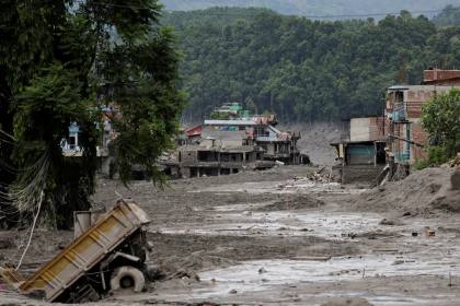 Banjir Nepal dan tanah longsor menewaskan puluhan orang dan menyebabkan ratusan orang hilang di dekat perbatasan Tiongkok