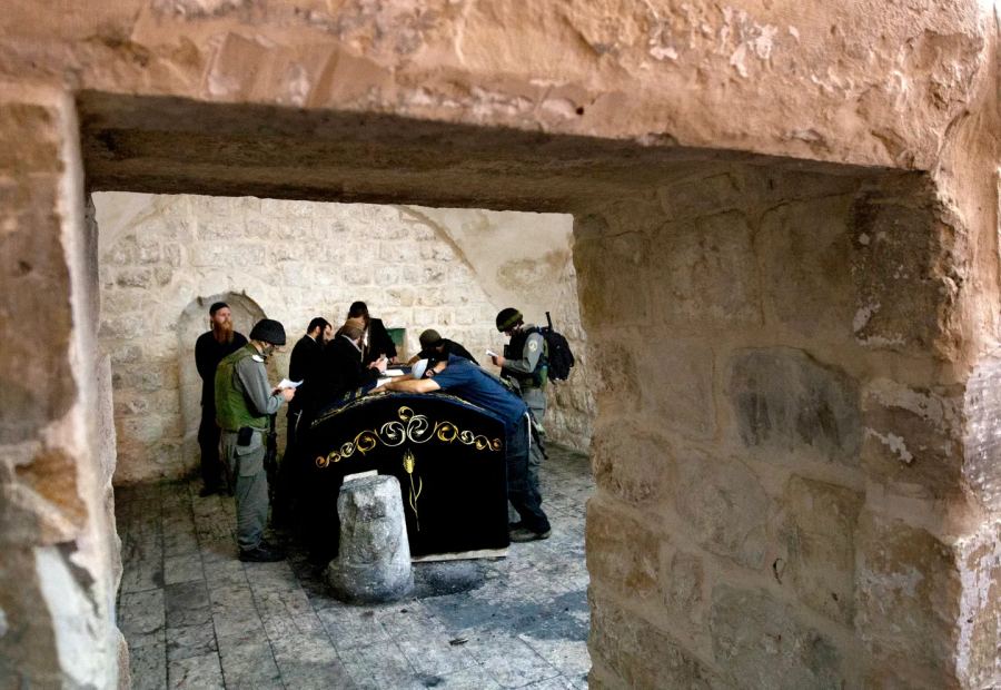 Ratusan pemukim ilegal Israel menyerbu 'Makam Yusuf' di Nablus Tepi Barat yang diduduki