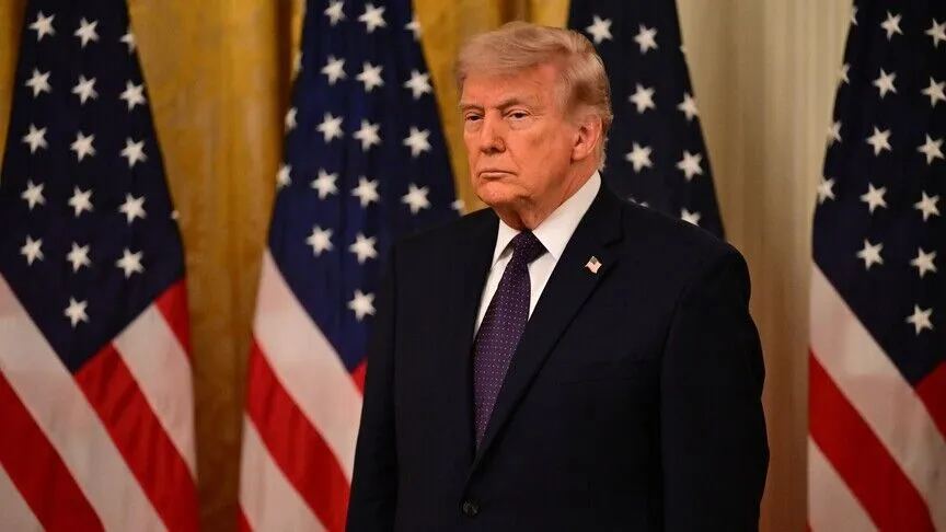 Trump mengatakan jutaan barel minyak mengalir melalui Selat Hormuz