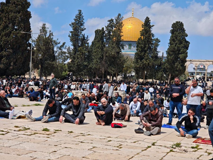 Puluhan ribu warga Palestina menghadiri salat Jumat di Aqsa ketika pasukan Israel menangkap pengkhotbah