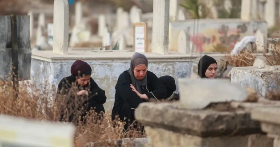 Ketika keluarga-keluarga mengambil jenazah, Gaza kehabisan tempat untuk menguburkan jenazah