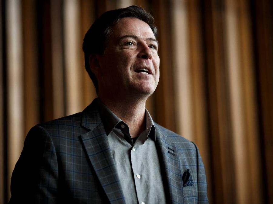 Mantan direktur FBI James Comey mengajukan dakwaan ketiga di bawah Trump