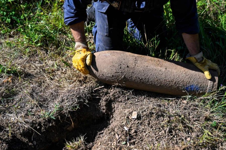 Kebakaran hutan mengungkap, meledakkan bom dan ranjau yang terkubur dari perang dunia