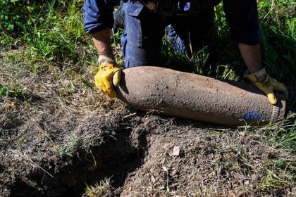 Kebakaran hutan mengungkap, meledakkan bom dan ranjau yang terkubur dari perang dunia