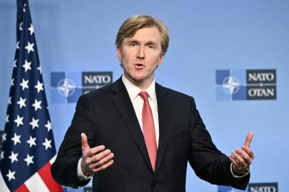 Kepala kebijakan Pentagon mengatakan kepada sekutu NATO bahwa AS menginginkan pertahanan benua yang dipimpin Eropa