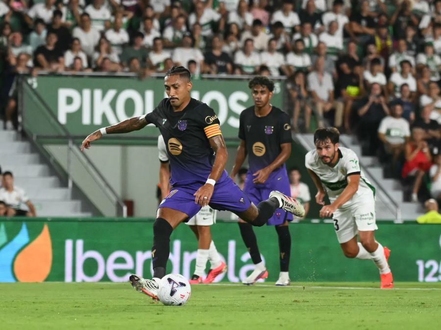 Raphinha dan Lopez mencetak dua gol saat Barcelona mengalahkan Elche 5-0