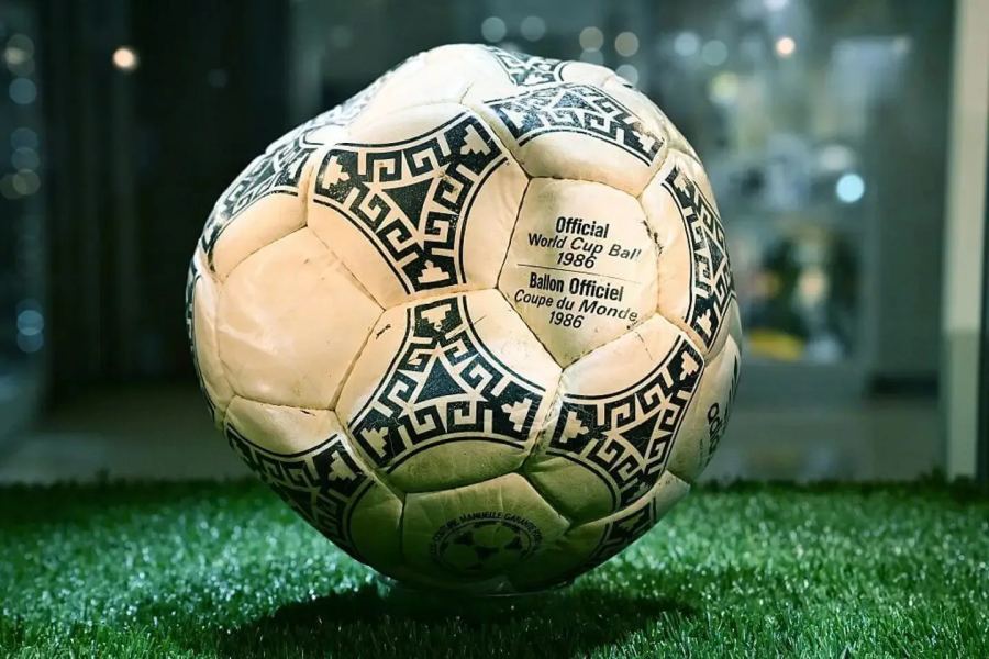 Bola 'Tangan Tuhan' Diego Maradona terjual seharga $3,35 juta di lelang