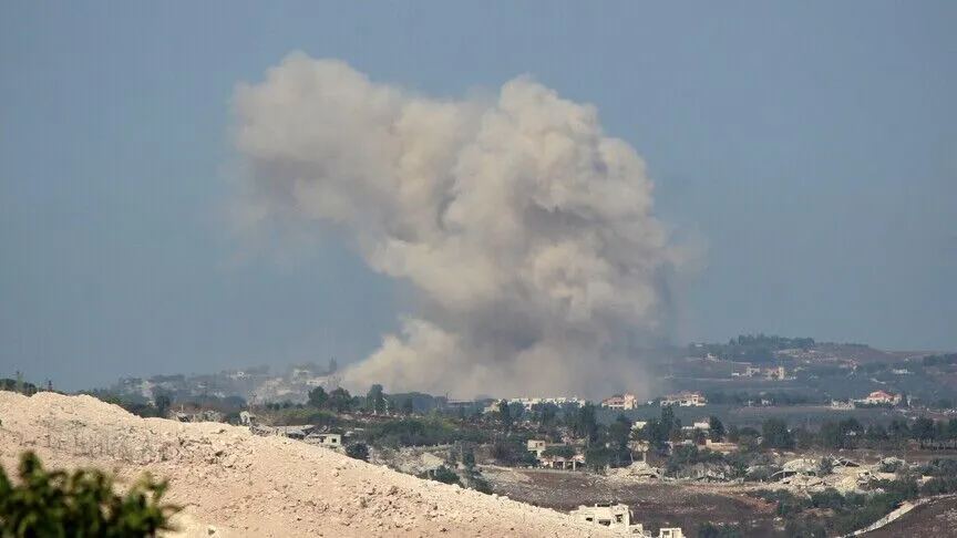 Tentara Israel melancarkan serangan, meledakkan rumah-rumah, membakar ladang di Lebanon selatan
