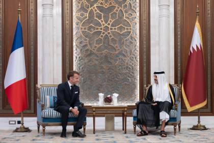 Emir Qatar dan Macron mengadakan pembicaraan Doha mengenai pertahanan dan krisis Selat Hormuz
