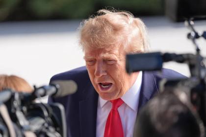 Trump mengatakan AS bisa menyerang Iran 'besok' atau mencapai kesepakatan 'besar dan indah'