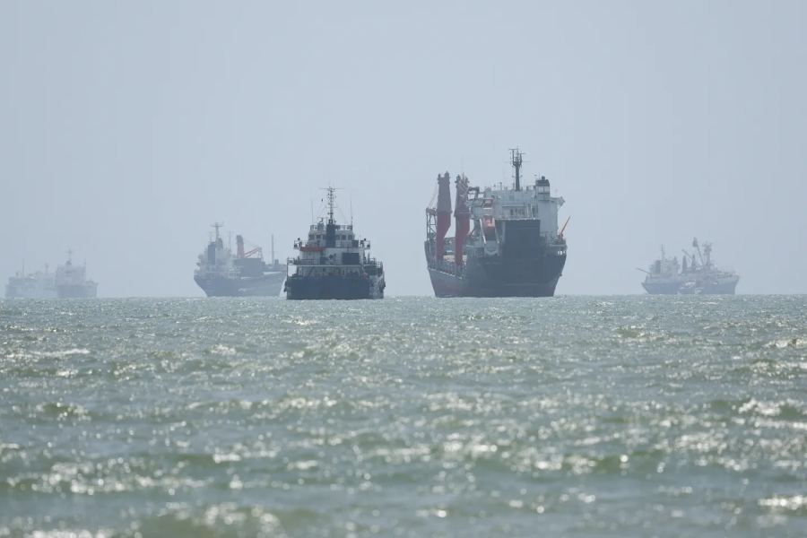Iran menyetujui rute transit sementara Hormuz sepanjang 7 mil dengan Oman, namun menyangkal pembukaan kembali Selat tersebut