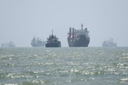 Iran menyetujui rute transit sementara Hormuz sepanjang 7 mil dengan Oman, namun menyangkal pembukaan kembali Selat tersebut